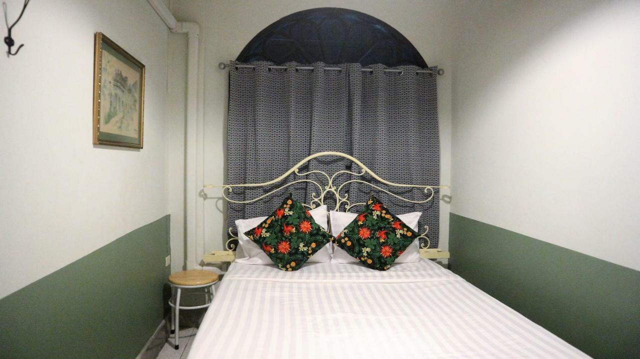The Neighbors Hostel (Adults Only) Пхукет Экстерьер фото